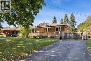 87 Leaside Dr in St Catharines, ON - Building Photo