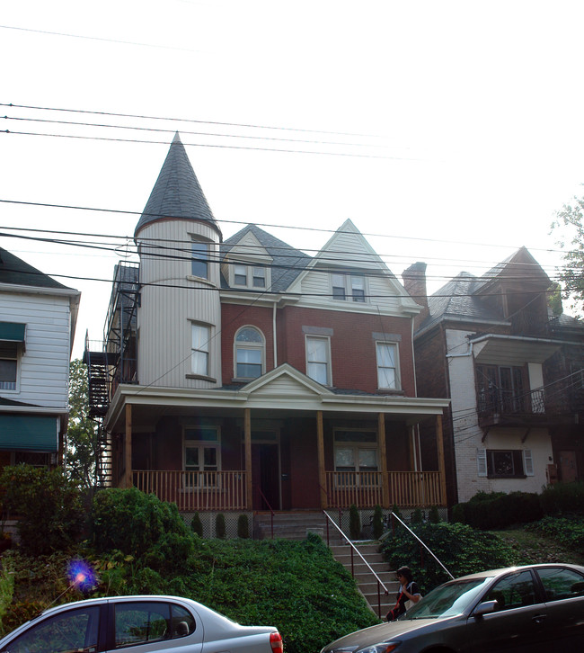 631 College St in Pittsburgh, PA - Foto de edificio - Building Photo