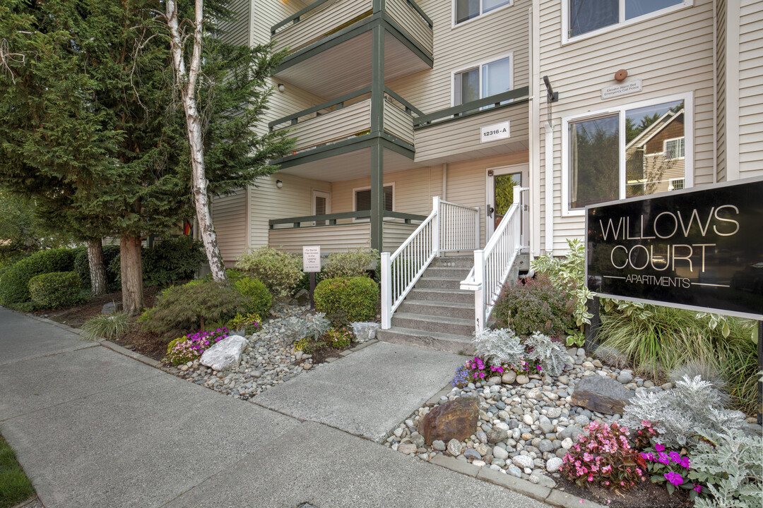 Willows Court Apartment Homes in Seattle, WA - Foto de edificio