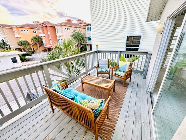 135 178th Ave W, Unit Upper in Redington Shores, FL - Foto de edificio - Building Photo