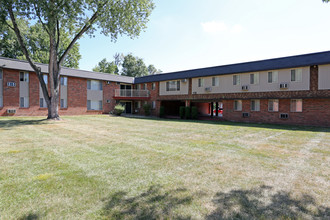 Castle Club Apartments in Morrisville, PA - Foto de edificio - Building Photo