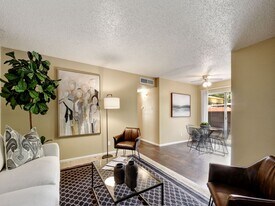 Hunter's Glen Apartments in San Antonio, TX - Building Photo