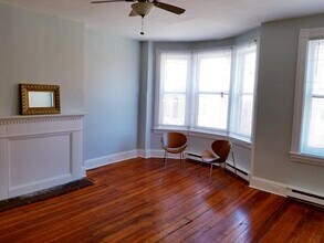 211 E Biddle St, Unit Flat #2 in Baltimore, MD - Foto de edificio - Building Photo