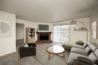 Ashley Square in Des Moines, IA - Building Photo - Building Photo