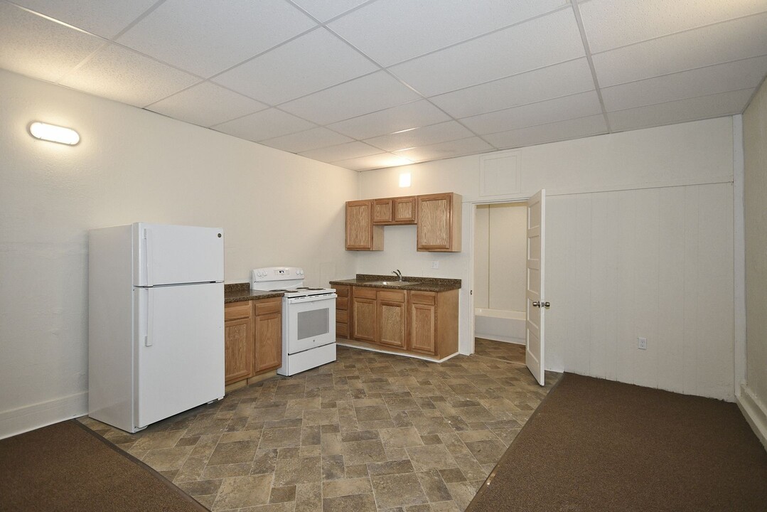 420 Grant Ave, Unit Floor 1R in Duquesne, PA - Building Photo