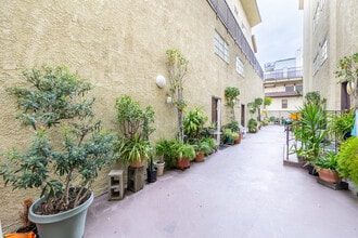 Las Casitas Apartments in North Hollywood, CA - Foto de edificio - Building Photo