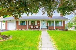 301 St Lawrence St in Whitby, ON - Building Photo