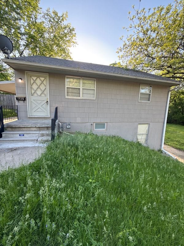 property at 1528 S Vermont Ave