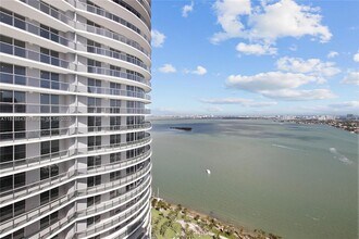 1756 N Bayshore Dr, Unit 38F in Miami, FL - Building Photo - Building Photo