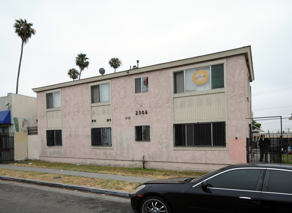 2906 W Jefferson Blvd in Los Angeles, CA - Building Photo