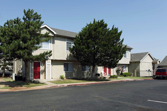 Lake Hefner Townhomes in Oklahoma City, OK - Building Photo - Building Photo