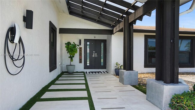 16887 Royal Poinciana Dr in Weston, FL - Building Photo - Building Photo