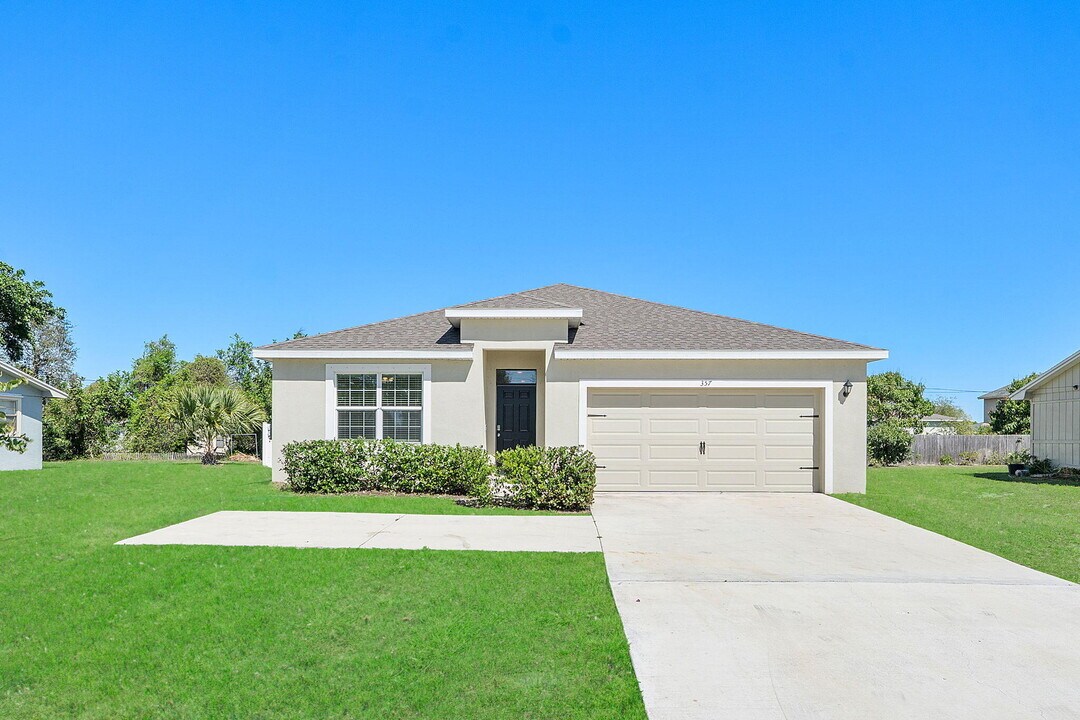 357 SE Oakridge Dr in Port St. Lucie, FL - Building Photo