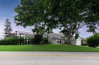 8420 NW 85th Ave in Tamarac, FL - Foto de edificio - Building Photo