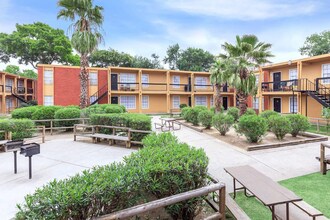 Woodvine Apartments in Houston, TX - Foto de edificio - Building Photo