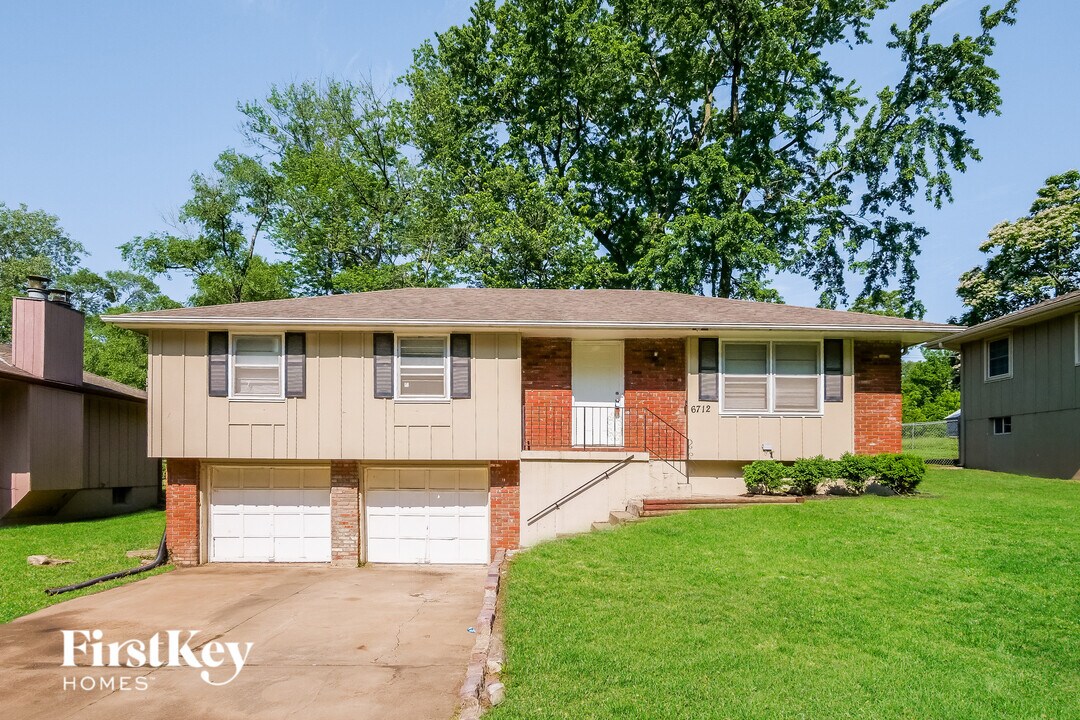 6712 Manchester Ave in Kansas City, MO - Foto de edificio