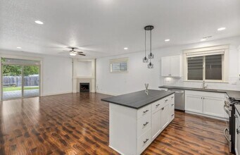 8826 SW Spruce St in Tigard, OR - Building Photo - Building Photo