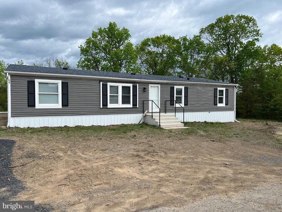 24 Dugan Ct in Hedgesville, WV - Building Photo