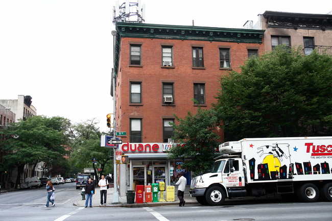 725 Ninth Ave in New York, NY - Foto de edificio - Building Photo