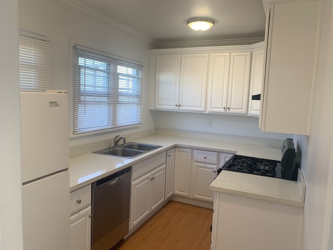 1754 N Alexandria Ave, Unit 1/2