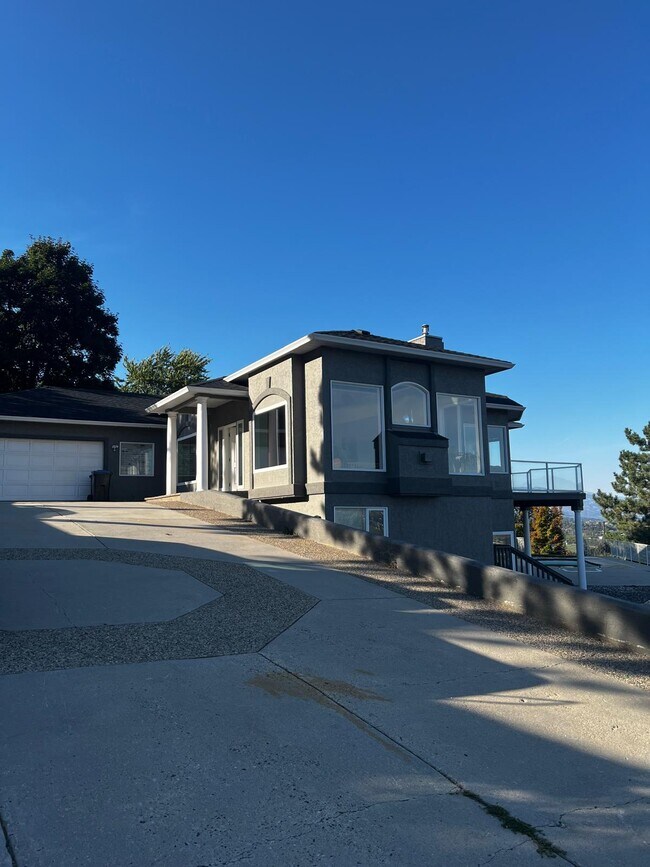 845 Toovey Rd in Kelowna, BC - Building Photo - Building Photo
