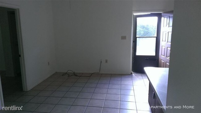 1410 Marlton St-Unit -5 in San Marcos, TX - Foto de edificio - Building Photo