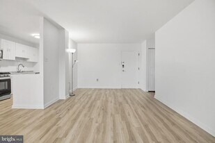 5250 Valley Forge Dr in Alexandria, VA - Building Photo