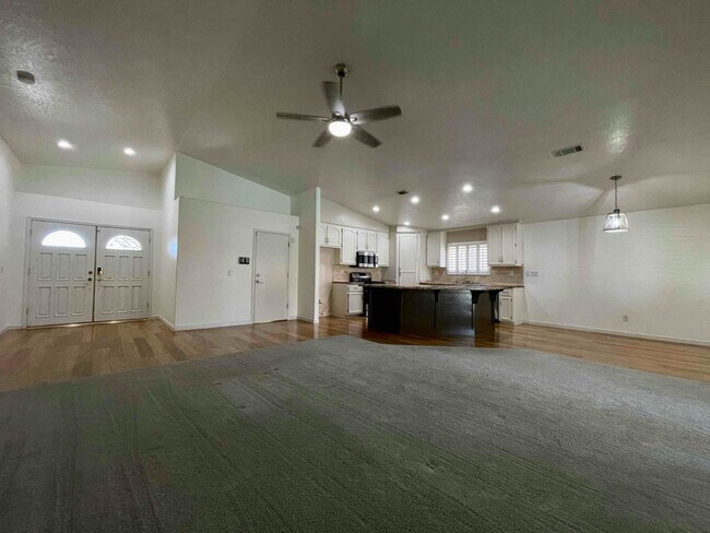 18120 Lakeview Dr in Victorville, CA - Building Photo - Building Photo
