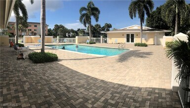 421 12th Ave S in Naples, FL - Foto de edificio - Building Photo