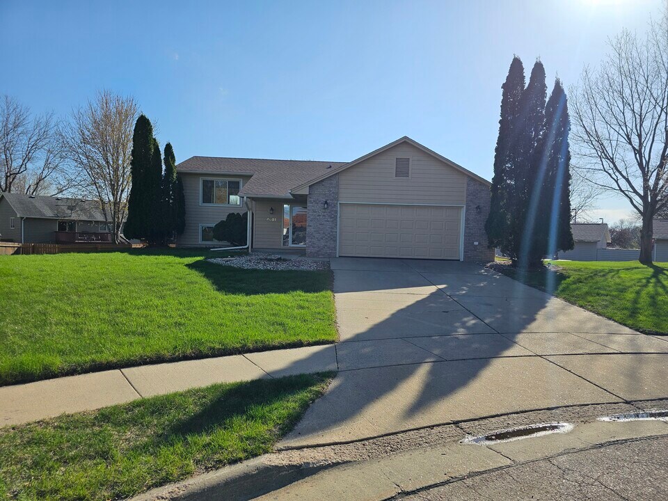 4601 E Hanna Cir in Sioux Falls, SD - Foto de edificio