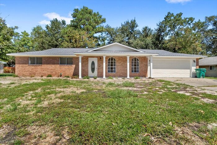 607 Sunset Dr in Bay St. Louis, MS - Building Photo