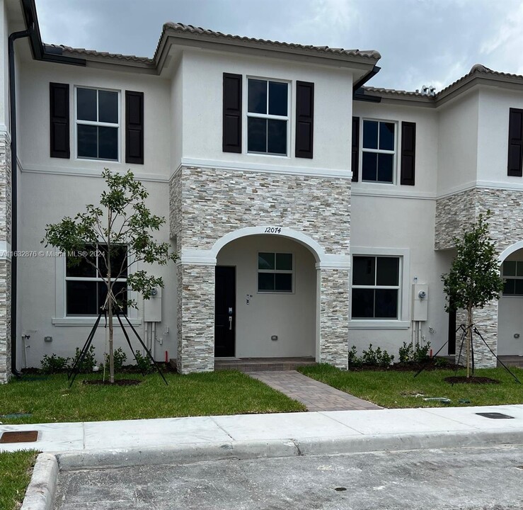 12074 NW 24th Pl in Miami, FL - Building Photo