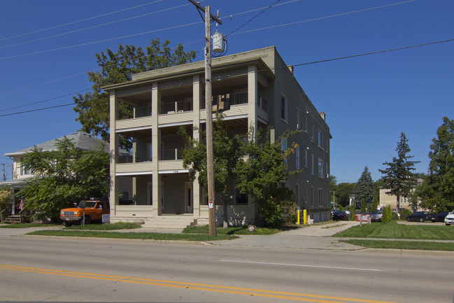 108 N Main St in Edgerton, WI - Foto de edificio - Building Photo