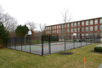 Robertson on the River in Taunton, MA - Foto de edificio - Building Photo