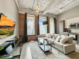 555 Evergreen St in Dallas, TX - Building Photo