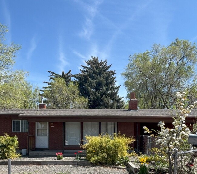 property at 2214 S Hervey St
