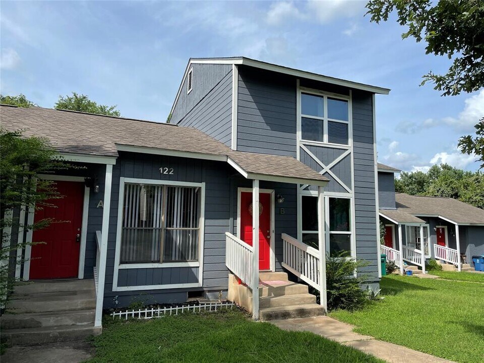 122 Hillside Dr in Elgin, TX - Building Photo