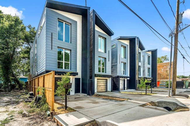 2205 Staples St in Houston, TX - Building Photo - Building Photo