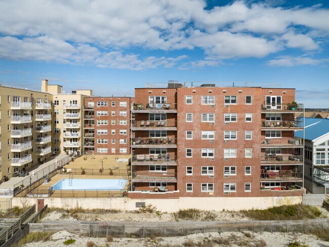 The Weather Vane in Long Beach, NY - Foto de edificio - Building Photo