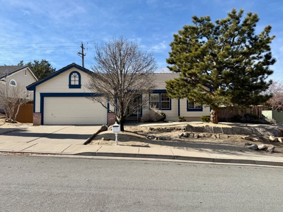 6125 Greenbrook Dr in Reno, NV - Building Photo