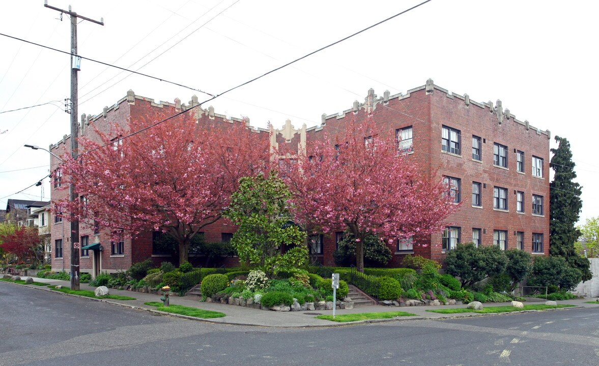 Astor Court Apartments in Seattle, WA - Building Photo