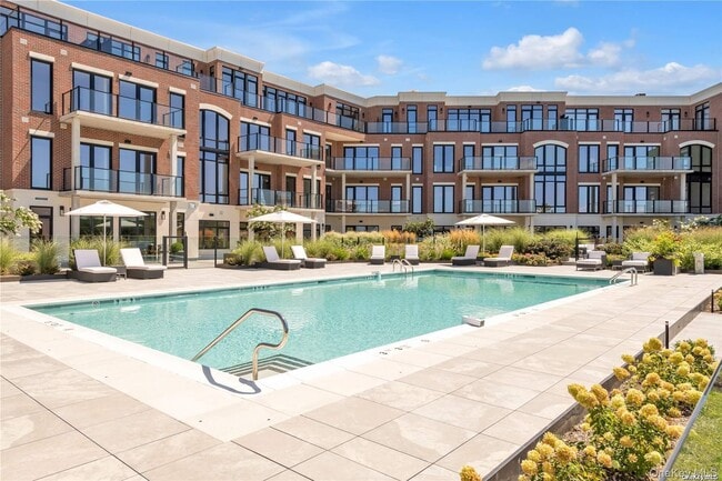 10 Shore Rd in Glenwood Landing, NY - Building Photo - Building Photo