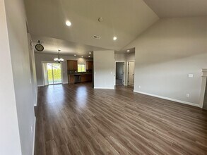 823 Riley Dr NE in Silverton, OR - Building Photo - Building Photo