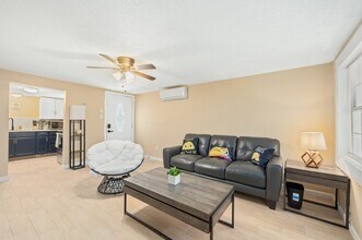 1015 9th St, Unit B in Galveston, TX - Building Photo - Building Photo