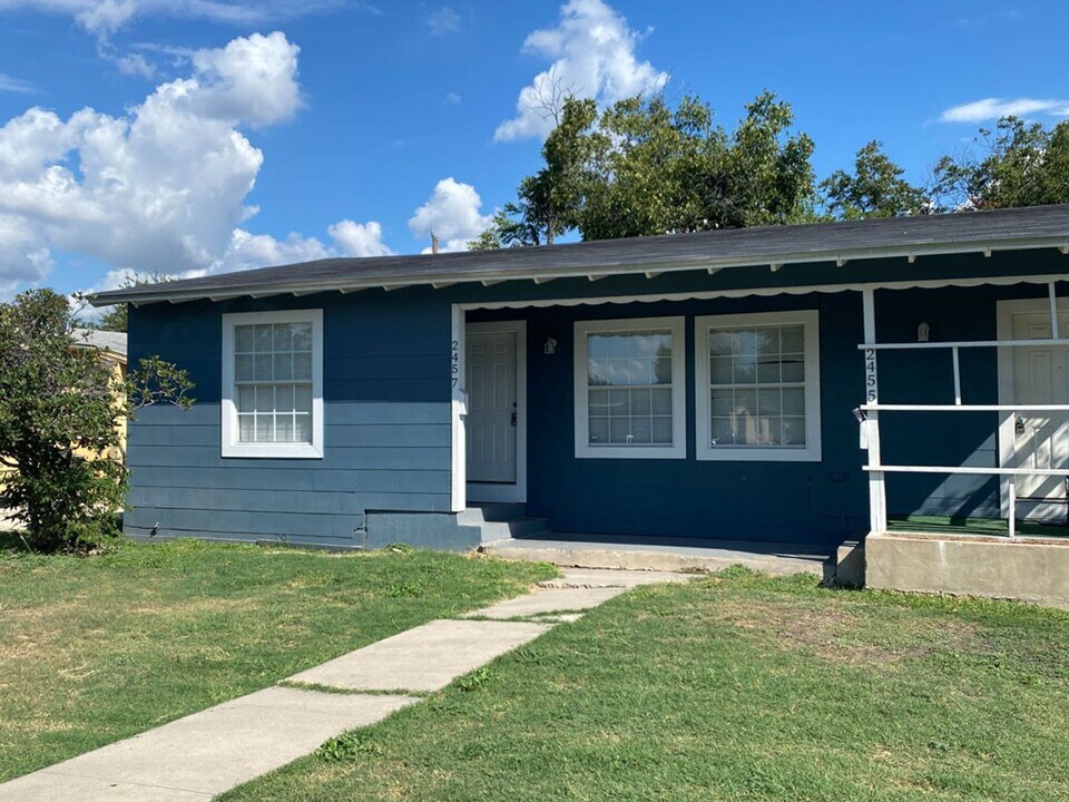 2457 Cincinnati Ave in San Antonio, TX - Building Photo