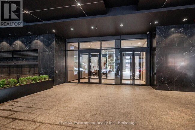 488 University Ave in Toronto, ON - Building Photo - Building Photo