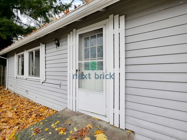 17205 Spruce Way in Lynnwood, WA - Building Photo - Building Photo