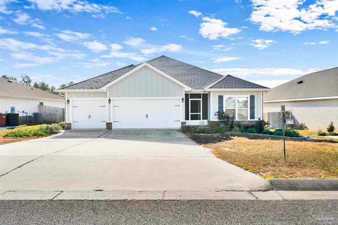 7907 Majestic Cypress Dr in Milton, FL - Building Photo