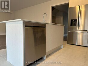 6 La Reine Ave in Richmond Hill, ON - Building Photo - Building Photo