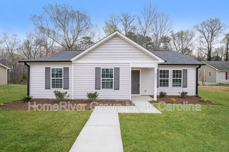 2821 Carrollwood Dr in Winston-Salem, NC - Foto de edificio